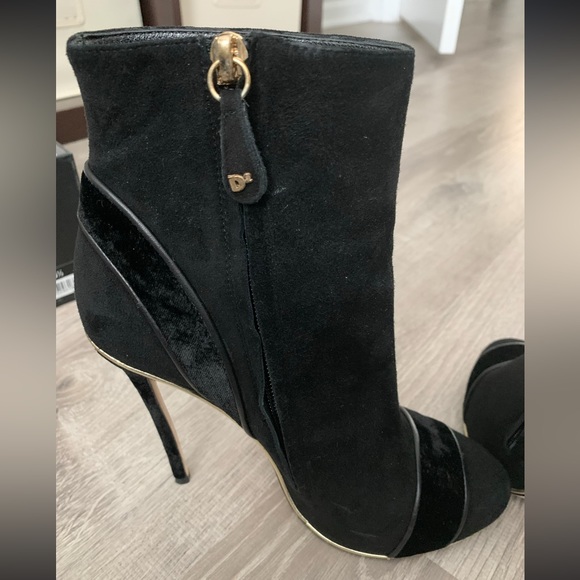 This boots is in very good condition and gently used. - Picture 5 of 7